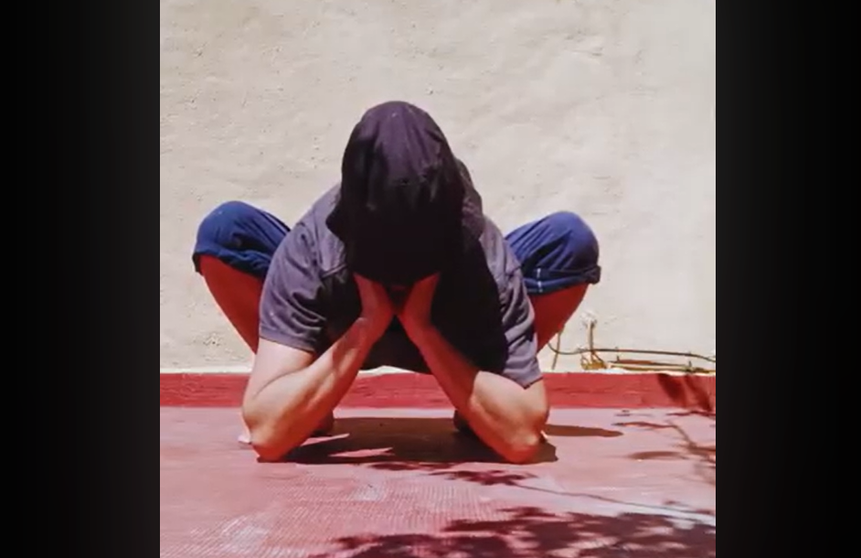 Balanceo en cuclillas para liberar la espalda baja